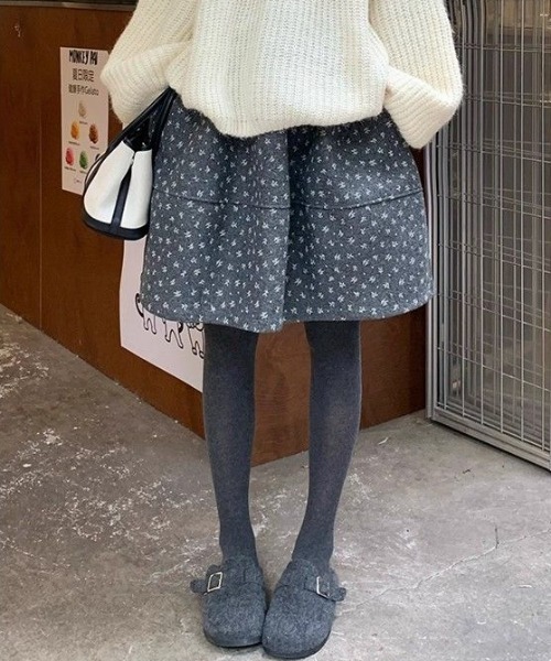 Aelina(エリナ)の「メルトン花柄Aラインショートスカート(スカート・レディース・チャコールグレー/ブラック/ベージュ/ブラウン/グレー/ブラック系その他/グレー系その他/ベージュ系その他/ブラック系1/ブラック系3・FREE)」の6枚目の写真