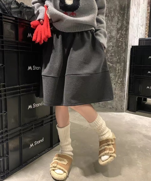 Aelina(エリナ)の「メルトン花柄Aラインショートスカート(スカート・レディース・チャコールグレー/ブラック/ベージュ/ブラウン/グレー/ブラック系その他/グレー系その他/ベージュ系その他/ブラック系1/ブラック系3・FREE)」の5枚目の写真
