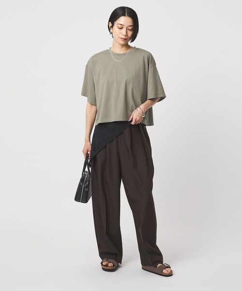 green label relaxing(グリーンレーベルリラクシング)の「<スタイリスト兵藤千尋さんコラボ>クロップド ワイド Tシャツ UVカット(Tシャツ/カットソー・レディース・ダークグレー/オリーブ/オレンジ系その他/オフホワイト・SHORT/FREE)」の6枚目の写真
