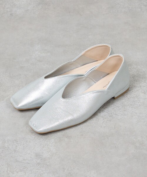 Au BANNISTER(オゥバニスター)の「【販売店舗限定】スクエアトゥVカットパンプス(パンプス・レディース・ブラック/アイボリー/シルバー・35/36/37/38/39)」の1枚目の写真