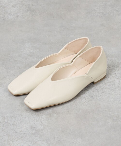 Au BANNISTER(オゥバニスター)の「【販売店舗限定】スクエアトゥVカットパンプス(パンプス・レディース・ブラック/アイボリー/シルバー・35/36/37/38/39)」の2枚目の写真