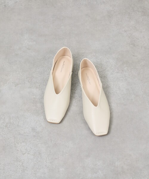 Au BANNISTER(オゥバニスター)の「【販売店舗限定】スクエアトゥVカットパンプス(パンプス・レディース・ブラック/アイボリー/シルバー・35/36/37/38/39)」の16枚目の写真