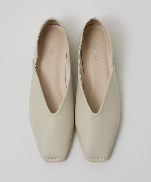 Au BANNISTER(オゥバニスター)の「【販売店舗限定】スクエアトゥVカットパンプス(パンプス・レディース・ブラック/アイボリー/シルバー・35/36/37/38/39)」の13枚目の写真