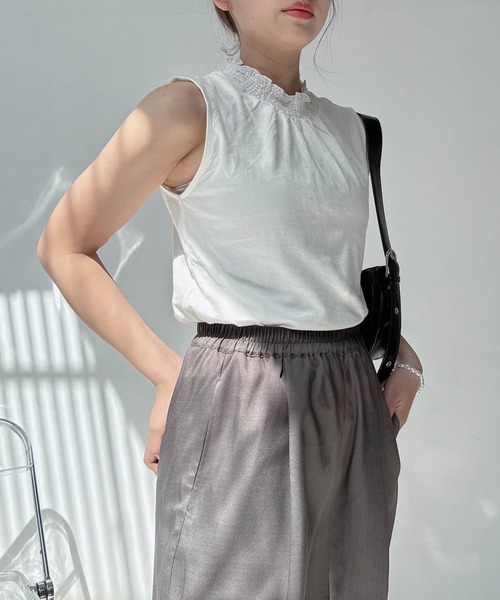 AS KNOW AS plus(アズノゥアズプラス)の「◯ひんやり冷感 衿レースシャーリングタンクトップ(タンクトップ・レディース・ブラック/オフホワイト/グレイッシュベージュ・FREE)」の9枚目の写真