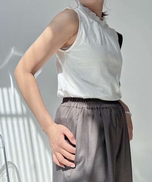 AS KNOW AS plus(アズノゥアズプラス)の「◯ひんやり冷感 衿レースシャーリングタンクトップ(タンクトップ・レディース・ブラック/オフホワイト/グレイッシュベージュ・FREE)」の8枚目の写真