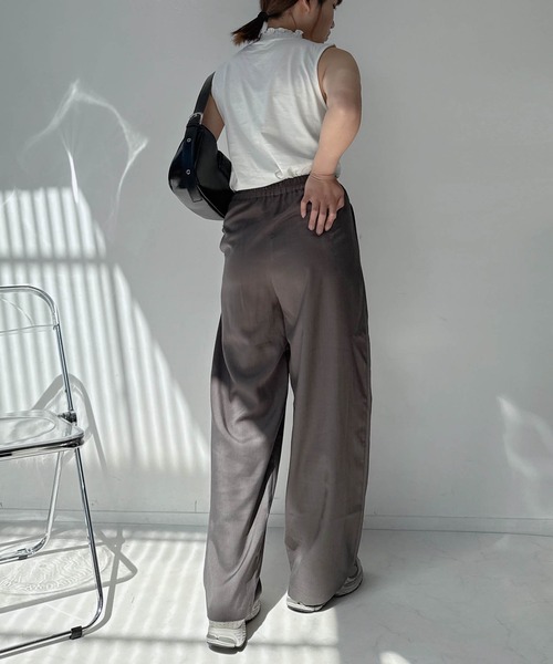 AS KNOW AS plus(アズノゥアズプラス)の「◯ひんやり冷感 衿レースシャーリングタンクトップ(タンクトップ・レディース・ブラック/オフホワイト/グレイッシュベージュ・FREE)」の22枚目の写真