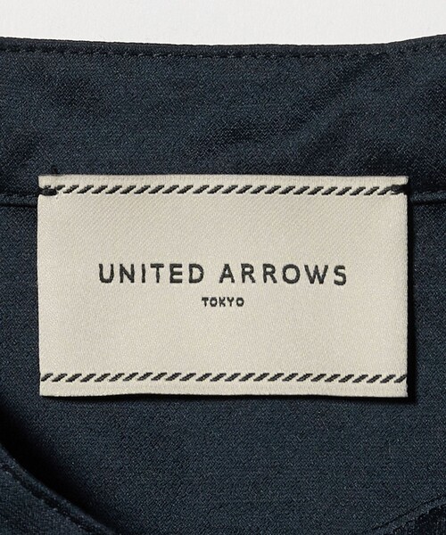 UNITED ARROWS(ユナイテッドアローズ)の「シルキー ピンタック ブラウス ‐ウォッシャブル‐(シャツ/ブラウス・レディース・ネイビー/オフホワイト/その他7・FREE)」の12枚目の写真