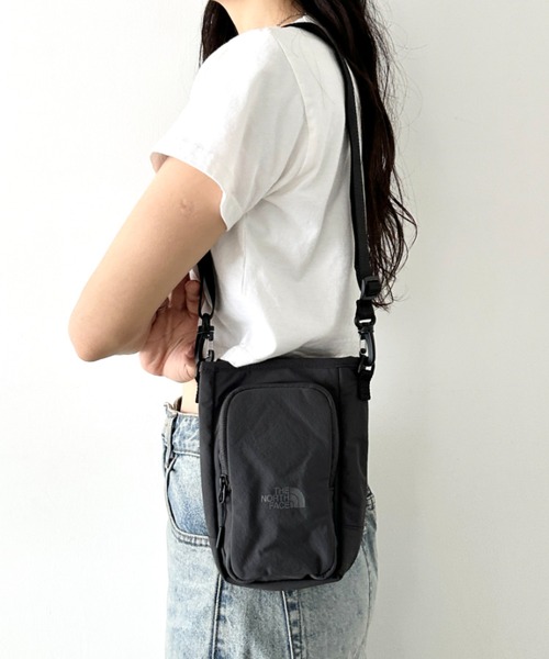 THE NORTH FACE（ザノースフェイス）の「THE NORTH FACE(ザ・ノースフェイス)/ロゴプリント ミニマルチポーチ ショルダー スマホショルダー 財布 ポーチ サコッシュ/LINDEN BOTTLE CROSS BAG（ショルダーバッグ・レディース・チャコールグレー/ブラック/クリーム・FREE）」の14枚目の写真