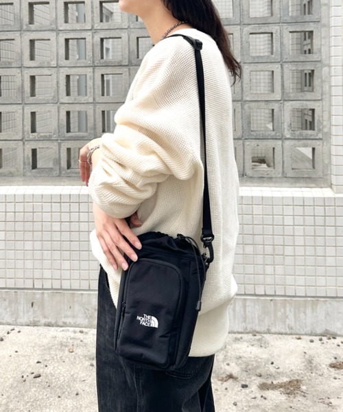 THE NORTH FACE（ザノースフェイス）の「THE NORTH FACE(ザ・ノースフェイス)/ロゴプリント ミニマルチポーチ ショルダー スマホショルダー 財布 ポーチ サコッシュ/LINDEN BOTTLE CROSS BAG（ショルダーバッグ・レディース・チャコールグレー/ブラック/クリーム・FREE）」の7枚目の写真