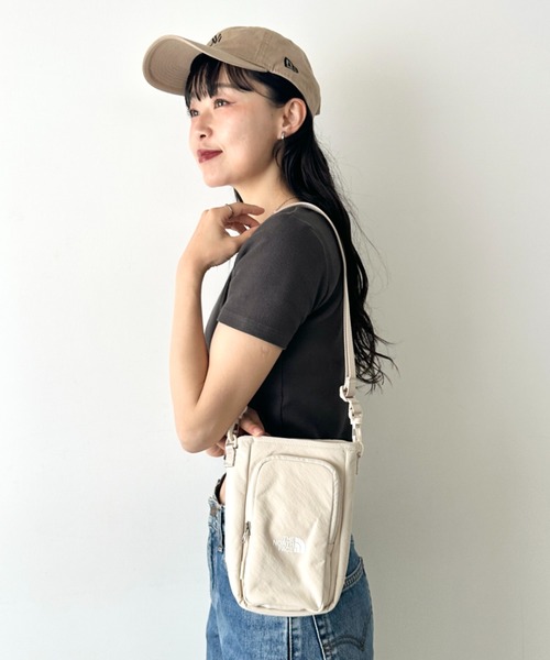 THE NORTH FACE（ザノースフェイス）の「THE NORTH FACE(ザ・ノースフェイス)/ロゴプリント ミニマルチポーチ ショルダー スマホショルダー 財布 ポーチ サコッシュ/LINDEN BOTTLE CROSS BAG（ショルダーバッグ・レディース・チャコールグレー/ブラック/クリーム・FREE）」の20枚目の写真