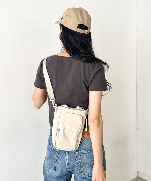 THE NORTH FACE（ザノースフェイス）の「THE NORTH FACE(ザ・ノースフェイス)/ロゴプリント ミニマルチポーチ ショルダー スマホショルダー 財布 ポーチ サコッシュ/LINDEN BOTTLE CROSS BAG（ショルダーバッグ・レディース・チャコールグレー/ブラック/クリーム・FREE）」の22枚目の写真