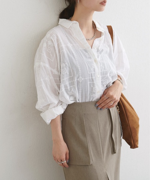 LARUTA(ラルータ)の「【LARUTA】パネル刺繍シャツ(シャツ/ブラウス・レディース・アイボリー/ブラウン/ブラック・FREE)」の2枚目の写真