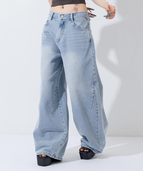 ANAP(アナップ)の「バレルレッグ デニムパンツ(デニムパンツ・レディース・ライトブルー/ライトグレー・S/M)」の17枚目の写真