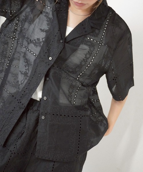 gossara(ゴサラ)の「"透け感×刺繍" 総刺繍半袖シャツジャケット(シャツ/ブラウス・レディース・オフホワイト/ブラウン/ブラック・FREE)」の2枚目の写真