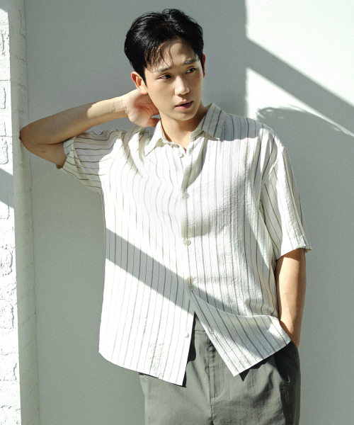 MINDBRIDGE（マインドブリッジ）の「[COUTURE]RN混合ストライプオーバーサイズ半袖シャツ - 2カラー（シャツ/ブラウス・メンズ・ライトブルー/クリーム・100/110/95/105）」の8枚目の写真