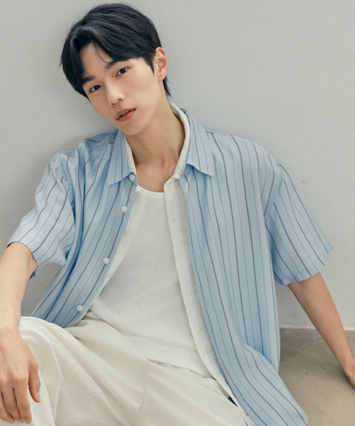 MINDBRIDGE（マインドブリッジ）の「[COUTURE]RN混合ストライプオーバーサイズ半袖シャツ - 2カラー（シャツ/ブラウス・メンズ・ライトブルー/クリーム・100/110/95/105）」の9枚目の写真