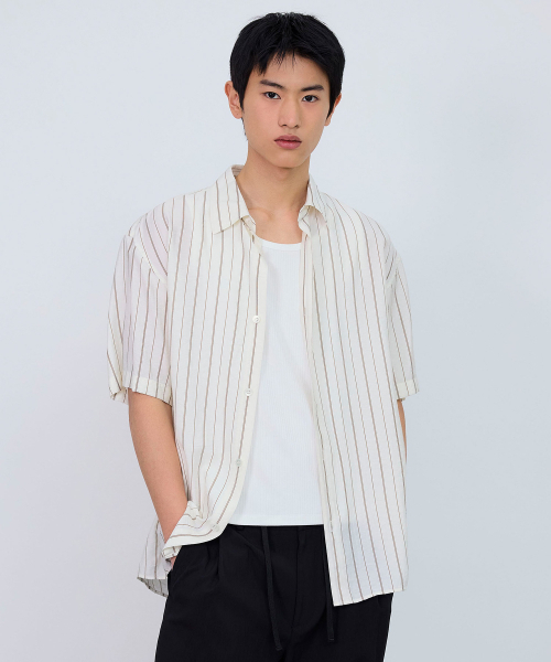 MINDBRIDGE（マインドブリッジ）の「[COUTURE]RN混合ストライプオーバーサイズ半袖シャツ - 2カラー（シャツ/ブラウス・メンズ・ライトブルー/クリーム・100/110/95/105）」の11枚目の写真