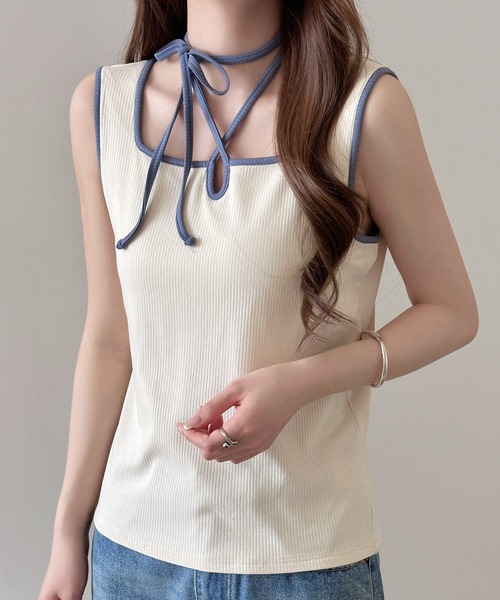 DAY CLOSET（デイ クローゼット）の「【アレンジし放題なマルチウェイネックストラップ/カップ付き】パイピング 配色 リブ タンクトップ レディース（タンクトップ・レディース・ホワイト×ブルー/ホワイト×ブラック/ブラック×ホワイト・FREE）」の2枚目の写真