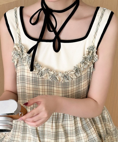 DAY CLOSET（デイ クローゼット）の「【アレンジし放題なマルチウェイネックストラップ/カップ付き】パイピング 配色 リブ タンクトップ レディース（タンクトップ・レディース・ホワイト×ブルー/ホワイト×ブラック/ブラック×ホワイト・FREE）」の13枚目の写真