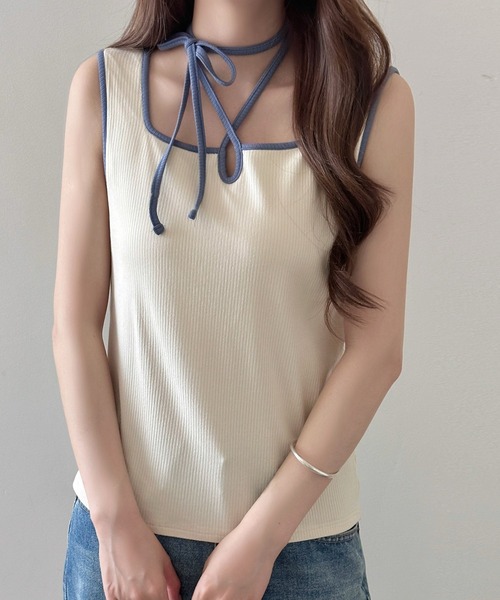 DAY CLOSET（デイ クローゼット）の「【アレンジし放題なマルチウェイネックストラップ/カップ付き】パイピング 配色 リブ タンクトップ レディース（タンクトップ・レディース・ホワイト×ブルー/ホワイト×ブラック/ブラック×ホワイト・FREE）」の5枚目の写真