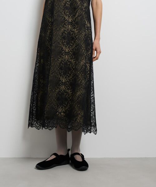 LANVIN en Bleu（ランバンオンブルー）の「ラインフラワーレースワンピース（ワンピース・レディース・イエロー/ブラック・38/36）」の4枚目の写真