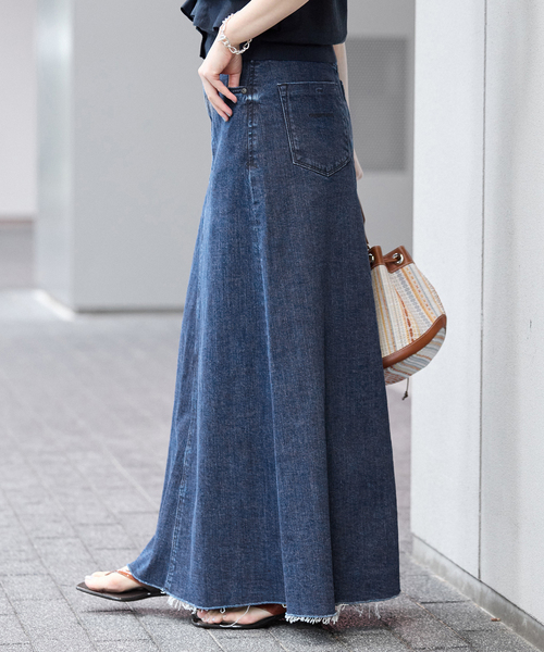 IENA(イエナ)の「YANUK/ヤヌーク 別注 Flare Long Skirt スカート(デニムスカート・レディース・ネイビー・SMALL/MEDIUM/LARGE)」の6枚目の写真