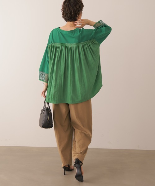 Bou Jeloud(ブージュルード)の「袖レースバックプリーツプルオーバー(Tシャツ/カットソー・レディース・ブラック/グレイッシュベージュ/グリーン・FREE)」の5枚目の写真