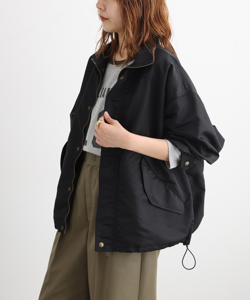 journal standard L'essage(ジャーナルスタンダードレサージュ)の「ILL ONE EIGHTY/イル ワンエイティ 別注 ブルゾン(ナイロンジャケット・レディース・カーキ/ブラック・FREE)」の1枚目の写真