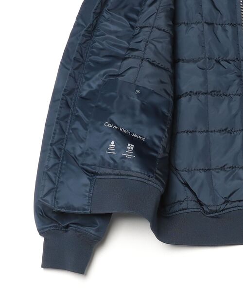 Calvin Klein(カルバン・クライン)の「ジャケット- ロングスリーブナイロンボンバージャケット(その他アウター・メンズ・ネイビー/オリーブ・L/M/S)」の13枚目の写真