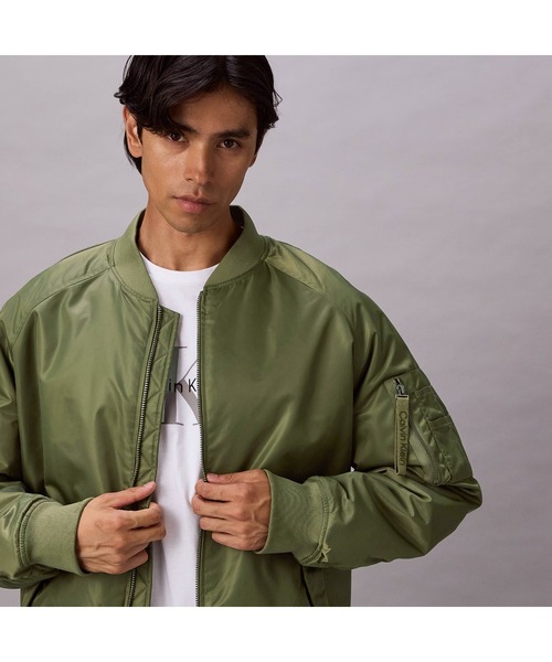 Calvin Klein(カルバン・クライン)の「ジャケット- ロングスリーブナイロンボンバージャケット(その他アウター・メンズ・ネイビー/オリーブ・L/M/S)」の1枚目の写真