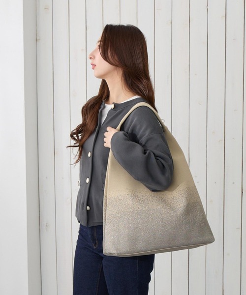 ROOTOTE(ルートート)の「ルートート / トートバッグ A4 ワンショルダー ニット ラメ 肩掛け 三角形 LT.ラウンド.メタルグラデ.ニット-A(トートバッグ・レディース・シルバー系その他/ゴールド系その他・FREE)」の1枚目の写真