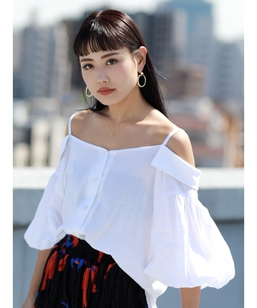 MURUA（ムルーア）の「ハートネックオフショルシャツ（シャツ/ブラウス・レディース・ホワイト/オレンジ/カーキ・FREE）」の2枚目の写真