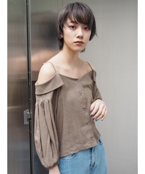 MURUA（ムルーア）の「ハートネックオフショルシャツ（シャツ/ブラウス・レディース・ホワイト/オレンジ/カーキ・FREE）」の3枚目の写真