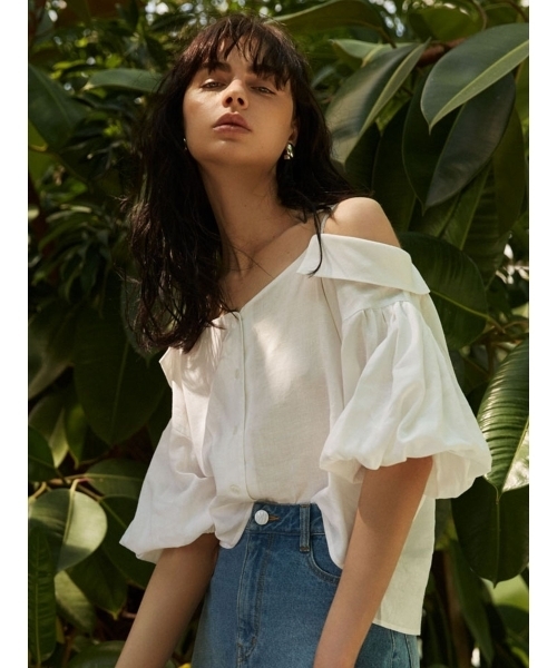 MURUA（ムルーア）の「ハートネックオフショルシャツ（シャツ/ブラウス・レディース・ホワイト/オレンジ/カーキ・FREE）」の7枚目の写真