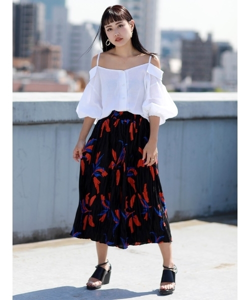 MURUA（ムルーア）の「ハートネックオフショルシャツ（シャツ/ブラウス・レディース・ホワイト/オレンジ/カーキ・FREE）」の8枚目の写真