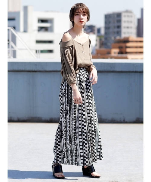 MURUA（ムルーア）の「ハートネックオフショルシャツ（シャツ/ブラウス・レディース・ホワイト/オレンジ/カーキ・FREE）」の9枚目の写真