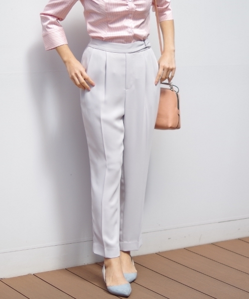 NARACAMICIE(ナラカミーチェ)の「角カン付テーパードパンツ(その他パンツ・レディース・グリーン/ベージュ/ネイビー・LARGE/MEDIUM/SMALL)」の2枚目の写真