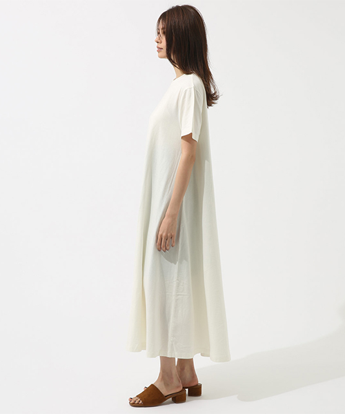 AZUL by moussy（アズールバイマウジー）の「Tシャツ Dress（ワンピース・レディース・ライトカーキ/ホワイト/ブラック・MEDIUM/SMALL）」の16枚目の写真