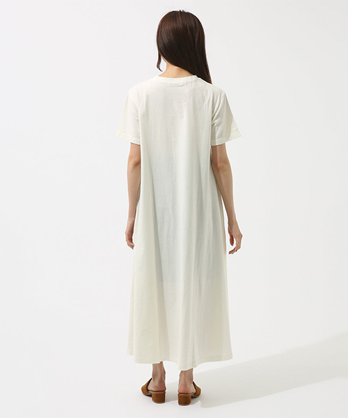 AZUL by moussy（アズールバイマウジー）の「Tシャツ Dress（ワンピース・レディース・ライトカーキ/ホワイト/ブラック・MEDIUM/SMALL）」の17枚目の写真