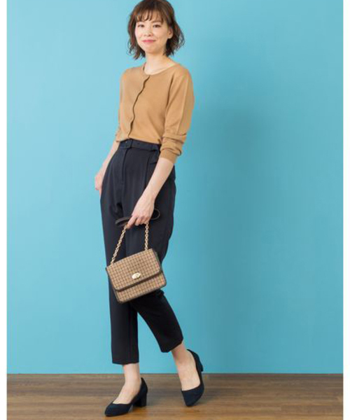 NATURAL BEAUTY BASIC（ナチュラルビューティーベーシック）の「くるみバックルベルトペグパンツ（その他パンツ・レディース・ネイビー/キャメル・SMALL/MEDIUM/LARGE）」の2枚目の写真