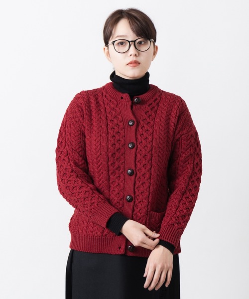 aran WOOLLEN MILLS(アランウーレンミルズ)の「アラン模様ニットカーディガン(カーディガン/ボレロ・レディース・ダークグレー/グレイッシュブルー/ナチュラル/グレイッシュベージュ/レッド/パープル/イエロー/ネイビー/ラベンダー/アーミー/ホワイト系・MEDIUM/X-SMALL/SMALL/LARGE/X-LARGE/XX-SMALL)」の11枚目の写真