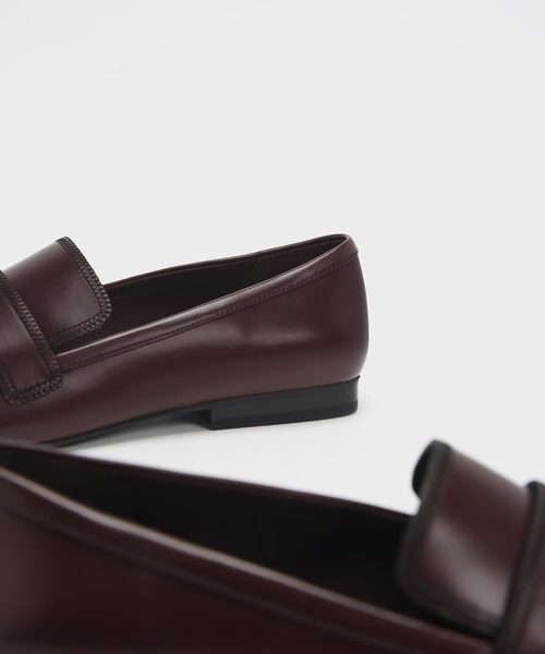 CHARLES & KEITH（チャールズ & キース）の「ステッチディテール スクエアトゥローファー / Stitch Detail Square Toe Loafers（ローファー・レディース・ブラック/ブラウン・22.5cm/23cm/23.5cm/24.5cm/25cm/25.5cm）」の10枚目の写真