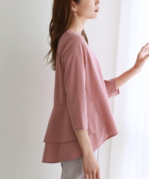 Pierrot（ピエロ）の「バックフレアデザインTブラウス（シャツ/ブラウス・レディース・オフホワイト/ブルー/ネイビー/グレー系その他/ミント/ブラック/ブルー系その他/モカ/ピンク/ライトピンク/スモークピンク/ピンク系その他/オレンジ/ホワイト/ローズ/ライトグレー/ブルー系その他2・L/M）」の16枚目の写真