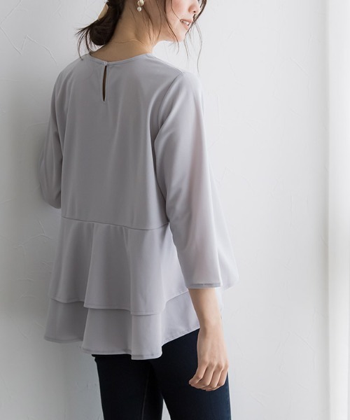 Pierrot（ピエロ）の「バックフレアデザインTブラウス（シャツ/ブラウス・レディース・オフホワイト/ブルー/ネイビー/グレー系その他/ミント/ブラック/ブルー系その他/モカ/ピンク/ライトピンク/スモークピンク/ピンク系その他/オレンジ/ホワイト/ローズ/ライトグレー/ブルー系その他2・L/M）」の4枚目の写真