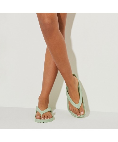 BIRKENSTOCK（ビルケンシュトック）の「Honolulu EVA  【レギュラー幅】 ユニセックス（サンダル・メンズ・ブラック/ホワイト/ネイビー/パープル/グリーン/ピンク/ライトグリーン・39/40/38/42/36/41/37/43/44/35/45/46）」の4枚目の写真