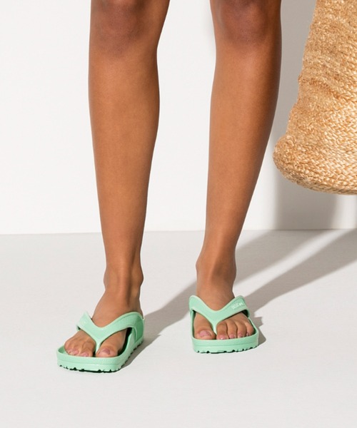 BIRKENSTOCK（ビルケンシュトック）の「Honolulu EVA  【レギュラー幅】 ユニセックス（サンダル・メンズ・ブラック/ホワイト/ネイビー/パープル/グリーン/ピンク/ライトグリーン・39/40/38/42/36/41/37/43/44/35/45/46）」の16枚目の写真