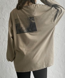 She's Closet（シーズクローゼット）の「バックフォトプリントロングTシャツ（Tシャツ/カットソー）」