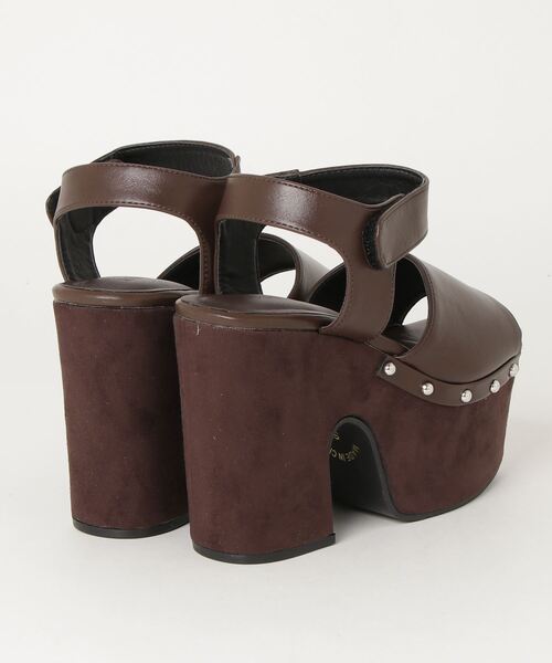 chumchum（チャムチャム）の「ラウンドバルキースタッズサンダル（サンダル・レディース・ブラック/ダークブラウン/キャメル・LL/M/L/S）」の4枚目の写真