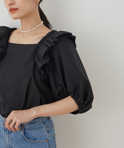 ADAM ET ROPE'(アダムエロペ)の「<逸品シリーズ>ラッフルショルダーショートスリーブブラウス(シャツ/ブラウス・レディース・ブラック/ホワイト/ネイビー・FREE)」の6枚目の写真
