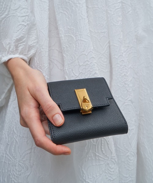 CHARLES & KEITH（チャールズ & キース）の「メタリックプッシュロック ショートウォレット / Metallic Push-Lock Short Wallet（財布・レディース・ブラック/クリーム/ダークグリーン・XXS）」の4枚目の写真